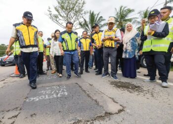 ALEXANDER Nanta Linggi turun padang untuk melihat sendiri keadaan jalan berlubang yang tidak diselenggara ekoran ia bahaya dan boleh menjejaskan keselamatan pengguna jalan raya. – FACEBOOK  ALEXANDER NANTA LINGGI