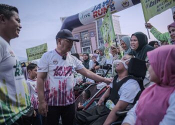 MOHD. Na'im Mokhtar beramah mesra dengan peserta Larian Jawi Run di Putrajaya. - UTUSAN/FAIZ ALIF ZUBIR