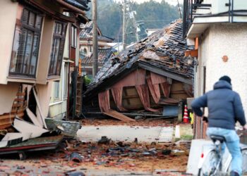 KEADAAN beberapa bangunan yang rosak selepas gempa bumi kuat melanda Anamizu, Ishikawa pada 2 Januari 2024.- AGENSI