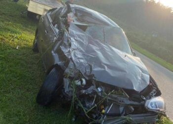 KEADAAN kereta Proton Saga selepas melanggar lembu dan sebuah motosikal di Kilometer 24, Jalan Renggam-Simpang Renggam di Kluang hari ini.