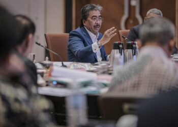 JOHARI Abdul Ghani ketika mempengerusikan Mesyuarat Bersama Exco-Exco Pertanian Negeri Putrajaya semalam. - UTUSAN/FAIZ ALIF ZUBIR