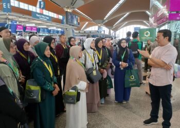 IMI Sairi memberi taklimat kepada pejuang kanser payudara sebelum berlepas bersama mereka ke Tanah Suci.