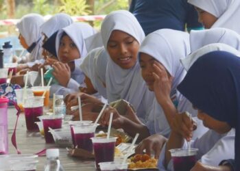 HARGA makanan dan minuman di kantin sekolah seluruh negara dijangka naik sebanyak 50 peratus pada tahun depan selepas para pengusaha kantin menangani tender baharu.