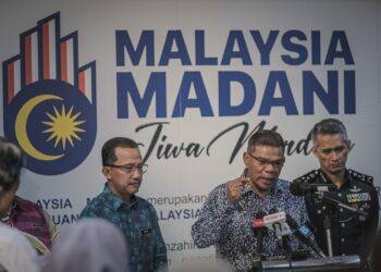 SAIFUDDIN NASUTION ISMAIL pada sidang akhbar di Putrajaya. - UTUSAN/FAIZ ALIF ZUBIR