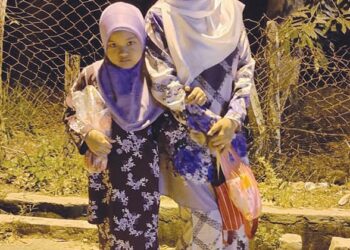 SAKINAH Kamarudin dan anaknya, Aisyah Qaisara Khairul Rahmat yang maut dalam kemalangan jalan raya di Jalan Kuala Kangsar-Manong di Kuala Kangsar, semalam. 