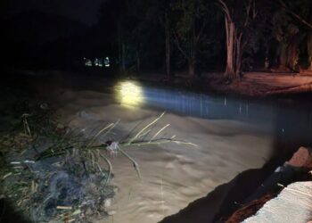 KEJADIAN kepala air yang berlaku di Risda Eco-Park Kampung Ulu Slim, Slim River, Tanjung Malim semalam. - UTUSAN/IHSAN JBPM PERAK