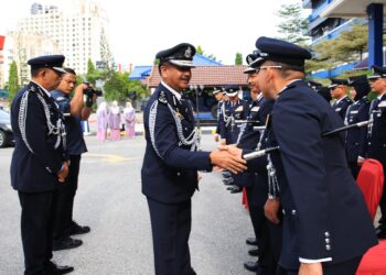 RAZARUDIN Husain (kiri) bersalam dengan pegawainya serujus tiba untuk menyaksikan Majlis Serah Terima Tugas Pemangku Ketua Polis Kelantan Ibu Pejabat Polis Kontinjen (IPK) Kelantan, Kota Bharu, Kelantan hari ini - UTUSAN/KAMARUL BISMI KAMARUZAMAN.