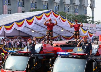 Menteri Perumahan dan Kerajaan Tempatan, Nga Kor Ming membuat kejutan apabila turut bersama menyertai perarakan sambutan Hari Kebangsaan Ke-67 di Dataran Putrajaya. - UTUSAN/AMIR KHALID