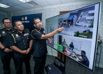 AZMAN Adam pada sidang akhbar berhubung sindiket rantaian penyelewangan minyak masak di Ibu pejabat KPDN, Putrajaya. - UTUSAN/FAISOL MUSTAFA