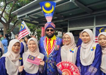 MOHAMMAD Jamil Abdul Hamid mencuri tumpuan ramai apabila menggayakan topi 'kullah' pada  sambutan Hari Kebangsaan 2024 di Dataran Putrajaya.