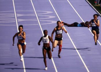 PELARI pecut Sudan Selatan, Lucia Moris (dua dari kanan) rebah ketika bertanding dalam saringan 100 meter (m) wanita di Sukan Olimpik Paris. - AFP