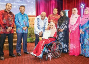 NUR Yasmin Insyirah Basharizal menerima Anugerah Pencapaian Murid Berkeperluan Khas SPM 2023 pada Majlis Apresiasi Akademik Negeri Perak 2023 di Ipoh baru-baru ini. – UTUSAN/MUHAMAD NAZREEN SYAH MUSTHAFA