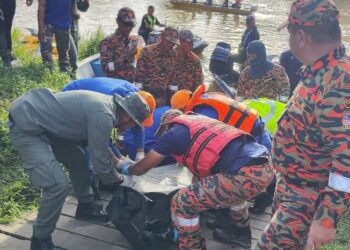 PASUKAN mencari dan menyelamat (SAR) mengangkat mayat mangsa yang ditemukan hari ini.