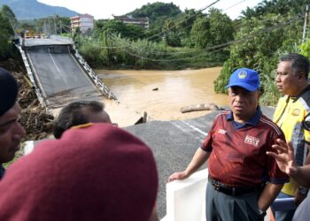 SAARANI Mohamad meninjau lokasi runtuhan Jambatan Slim River-Behrang Ulu, di Slim River hari ini. - UTUSAN/ZULFACHRI ZULKIFLI