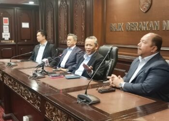 AMINUDDIN Harun dalam sidang akhbar selepas mempengerusikan Mesyuarat Mingguan Exco di Wisma Negeri, Seremban semalam. – UTUSAN/NUR SHARIEZA ISMAIL