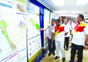 AMIRUDIN Shari melawat pameran sempena Majlis Pelancaran Publisiti dan Penyertaan Awam Deraf Rancangan Tempatan MDSB 2035 di Sabak Bernam, Selangor, semalam. – UTUSAN/AFIQ RAZALI