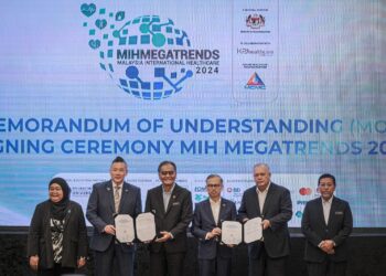 DZULKEFLY Ahmad bersama Fahmi Fadzil menyaksikan Majlis Menandatangani
MoU diantara  KPJ Healthcare Berhad dan Suruhanjaya Komunikasi dan Multimedia Malaysia (MCMC) pada program MIH Megatrends 2024 di KKM, Putrajaya. - UTUSAN/FAIZ ALIF ZUBIR