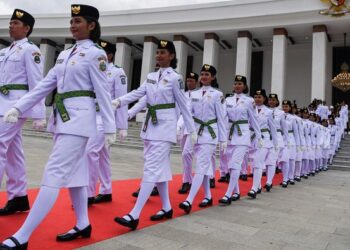 SEBELUM ini timbul dakwaan bahawa anggota wanita Islam Paskibraka tidak dibenarkan memakai tudung.-AGENSI