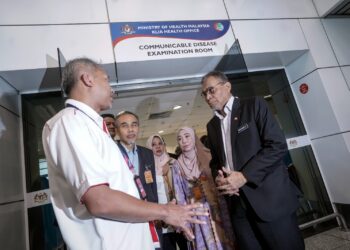 DZULKEFLY Ahmad ketika mengadakan lawatan di bilik rawatan kesihatan bagi kesiapsiagaan susulan wabak mpox di KLIA Terminal 1. - UTUSAN/FAISOL MUSTAFA