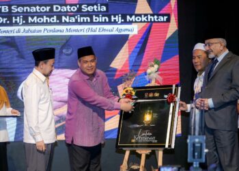 MUHAMMAD Razak Idris (dua kirii) merasmikan buku Lantera Keemasan 50 Tahun Jabatan Mufti Wilayah Persekutuan pada Majlis Konvensyen Madani Pengurusan Kefatwaan Kontemporari dan Penangguhan Liqa' Mahabbah Jabatan Pejabat Mufti Se-Malaysia Kali Ke-3 2024M/1446H dI Putrajaya. - UTUSAN/FAISOL MUSTAFA