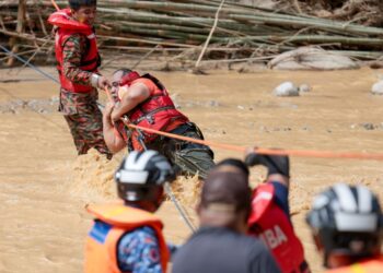 ANGGOTA Jabatan Bomba dan Penyelamat bersama Angkatan Pertahanan Awam membawa keluar salah seorang daripada 21 mangsa yang terperangkap di Tapak Perkemahan Eco 
Risda, Ulu Slim dalam kejadian kepala air dan empangan pecah di Slim River, Tanjung Malim, Perak, semalam. – MINGGUAN/MUHAMAD NAZREEN SYAH MUSTHAFA