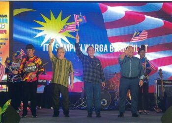 AMINUDDIN Harun dan barisan kepimpinan negeri ketika Majlis Pelancaran Kibar Jalur Gemilang 2024 Peringkat Negeri Sembilan di Seremban.