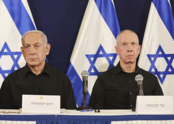 PERDANA Menteri, Benjamin Netanyahu (kiri) dan Menteri Pertahanan, Yoav Gallant menghadiri sidang media di pangkalan tentera Kirya di Tel Aviv, pada 28 Oktober 2023.- AGENSI