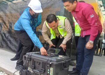 NIK NADZMI Nik Ahmad  (tengah) memeriksa mesin mengukur kadar pencemaran bunyi pada sidang media JAS Perak di Kampung Kepayang, Simpang Pulai, Ipoh semalam.