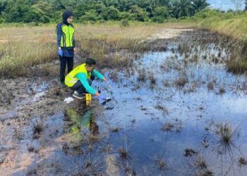 PEGAWAI JAS mengambil sampel bagi menyiasat kejadian tumpahan minyak di Jimah, Port Dickson, semalam.