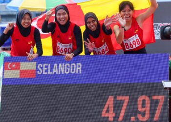 KUARTET 4x100m Selangor yang diketuai Afrina (dua dari kiri) meraih emas di Sukma 2024.