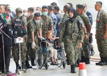 Seorang kanak-kanak Palestin tiba di Pangkalan Udara Subang, semalam untuk mendapatkan rawatan susulan di negara ini dalam operasi khas yang digerakkan oleh kerajaan Malaysia. – UTUSAN/FARIZ RUSADIO