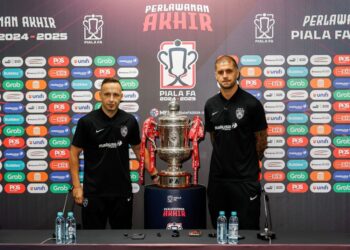 PENOLONG Jurulatih JDT, Jose Lopez dan Pemain JDT, Junior Estdal 'kunci mulut' pada sidang akhbar pra-perlawanan akhir Piala FA, di Stadium Nasional Bukit Jalil, semalam.