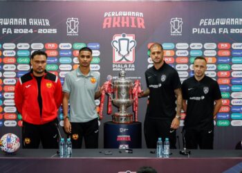 SAFUWAN dan Junior memegang Piala FA dalam sidang akbar pra perlawanan akhir Piala FA di Stadium nasional Bukit Jalil, semalam.-GAMBAR: SHIDDIEQIN ZON