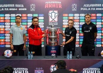 KETUA Jurulatih Selangor, Nidzam Jamil (dua dari kiri), dan Penolong Jurulatih JDT, Jose Lopez (dua dari kanan), pada sidang akhbar pra-perlawanan akhir Piala FA, turut hadir, Ketua Pasukan Selangor, Safuwan Baharudin (paling kiri), dan pemain JDT, Junior Estdal (paling kanan), dan  di Stadium Nasional Bukit Jalil, semalam.-Foto: SHIDDIEQIIN ZON