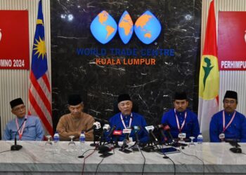 AHMAD Zahid Hamidi bersama kepemimpinan UMNO dalam sidang akhbar selepas sesi penggulungan Perhimpunan Agung UMNO (PAU) 2024 di Kuala Lumpur, hari ini.