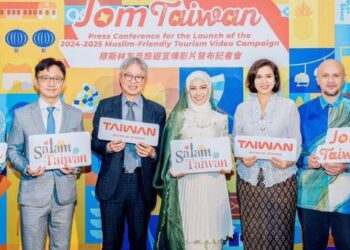 Timbalan Ketua Pengarah Pentadbiran Pelancongan Taiwan, Chou Ting Chang (tiga dari kiri) diikuti Nabila Razali dan Presiden Pusar Persahabatan dan Perdagangan Malaysia, Azinah Ghani bersama tetamu dalam majlis Pelancaran Jom Taiwan baru-baru ini.