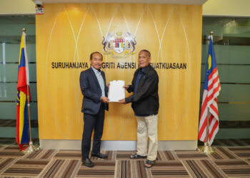 ISMAIL Bakar menerima memorandum daripada NGO JARING di Putrajaya.