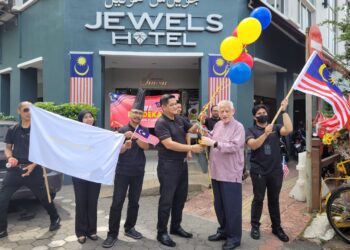 KAMARUDIN Md. Nor (dua dari kanan) menyempurnakan gimik perasmian Program Jiwa Merdeka dan Pengagihan Bendera Malaysia Jewels Hotel di Kota Bharu, Kelantan hari ini. UTUSAN/MUSTAQIM MOHAMED