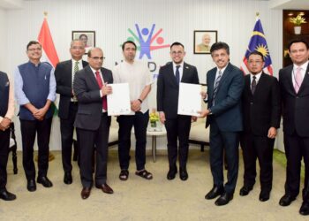 PERTUKARAN MoU antara TalentCorp yang diwakili oleh Thomas Mathew (TalentCorp GCEO) dan NSDC International yang diwakili oleh Ved Mani Tiwari (NSDC International MD & CEO) disaksikan oleh Steven Sim Chee Keong, Jayant Chaudhary diiringi pegawai kanan dari India MSDE dan KESUMA.