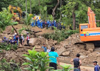 PASUKAN penyelamat menjalankan operasi mencari dan menyelamat mangsa yang hilang akibat tanah runtuh di Karon, Phuket, hari ini.- AGENSI