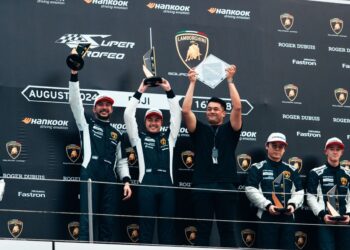 JAZEMAN (tengah) dan Selim (kiri) menjulang trofi yang dimenangi mereka pada Piala Asia Lamborghini Super Trofeo di Fuji Speedway, Shizuoka, Jepun, semalam.