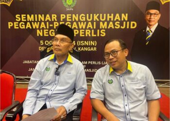 MOHD Shukri Ramli (kanan) selepas Seminar Pengukuhan Pegawai-Pegawai Masjid Negeri Perlis 2024 di Dewan Warisan Kangar, Perlis, hari ini. -UTUSAN/ASYRAF MUHAMMAD.