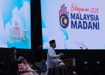 ANWAR Ibrahim pada majlis Amanat Perdana Perkhidmatan Awam (MAPPA) di Putrajaya. - UTUSAN/FAIZ ALIF ZUBIR