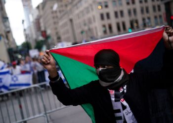 SEORANG penyokong pro-Palestin memegang bendera Palestin ketika protes di City University of New York, pada 22 Julai lepas.- AGENSI