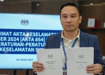 MEGAT Zuhairy Megat Tajuddin ketika sesi libat urus berhubung Akta 854 di Ibu Pejabat NACSA, Cyberjaya. - UTUSAN/FAISOL MUSTAFA