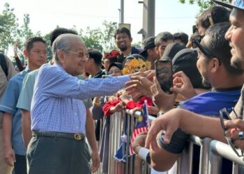 DR. MAHATHIR Mohamad bersalaman dengan orang ramai ketika hadir sambutan Hari Kebangsaan 2024 di Putrajaya, semalam.