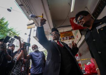 IBRAHIM Mat Zin hadir di lokasi dan menawarkan diri untuk mencari mangsa hilang di Jalan Masjid India, Kuala Lumpur semalam- UTUSAN/IQBAL ROSLI