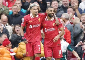 DIAZ dan Salah masing-masing meledak satu gol ketiga Liverpool menumpaskan Brentford 2-0, semalam.-AFP