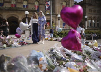 ORANG ramai meletakkan bunga di luar Pusat Seni Atkinson Southport di Southport, England, sebagai penghormatan kepada tiga kanak-kanak dibunuh dalam serangan pada Isnin.- AGENSI