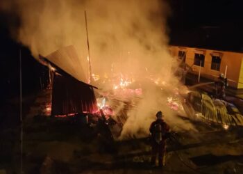 KEADAAN rumah yang terbakar menyebabkan seorang lelaki ditemukan rentung di Kuala Kangsar hari ini. - UTUSAN/JBPM